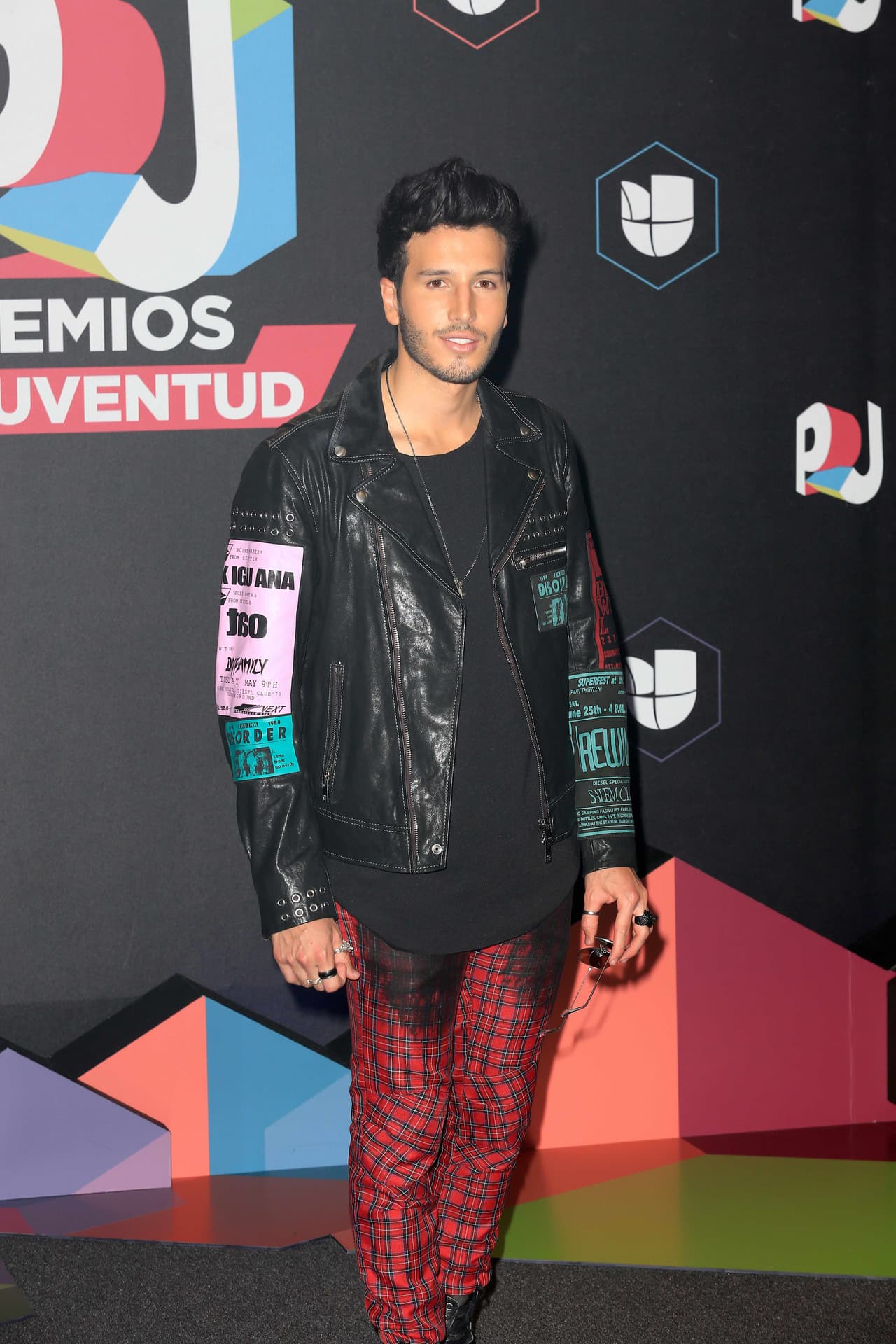 Esta foto es del colombiano a su llegada a al ceremonia de 2017. Seguramente nunca hubiera imaginado que este año sería parte de los hosts. Además, está nominado en cuatro categorías.