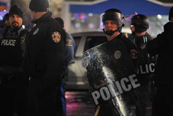 El alcalde llamó a la calma, señalando que "uno ni siquiera podría comparar esto con Ferguson o el caso Garner en Nueva York", una referencia a la muerte por asfixia de Eric Garner, otro hombre negro que falleció a manos de un policía blanco. Con la información de The Associated Press