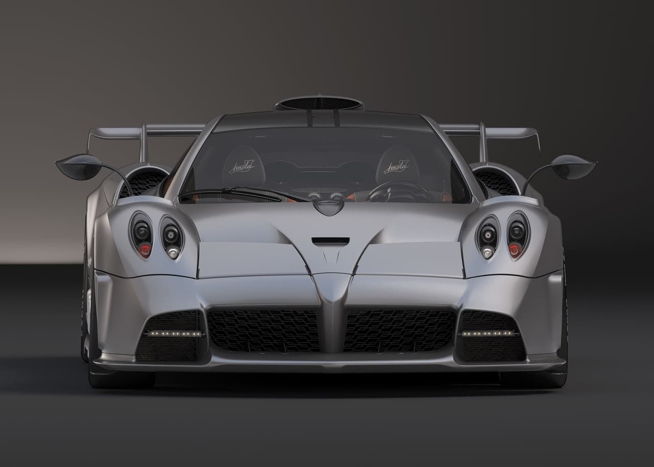 <h3 class="cms-H3-H3">7. Pagani Huayra Imola</h3>
<br>
<br>
<b>Precio: </b>5.4 millones de dólares
<br>
<br>Se trata de un superdeportivo dedicado especialmente a la velocidad. A tal grado que Pagani llegó a desarrollar una pintura especial que le terminó ahorrando 11 libras y lograr un peso total de tan solo 2,747 libras. Si agregamos a la fórmula sus 827 caballos de fuerza y su diseño sumamente aerodinámico, el resultado es una máquina formidable que no se deja ver por los retrovisores.