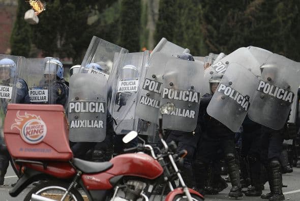 Cerca de las 10 de la mañana locales, un grupo de unas 20 personas trató de ingresar a la terminal aérea.