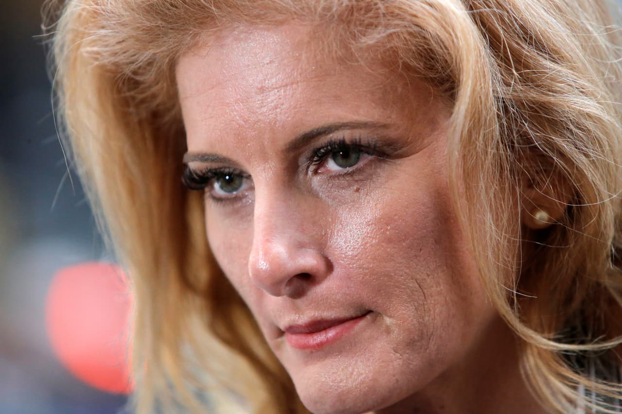 <b>Summer Zervos. </b>La antigua concursante del programa 
<i>'The Apprentice'</i> , el 
<i>realityshow</i> que Trump conducía, asegura que el empresario la besó contra su voluntad en su oficina de Nueva York e hizo lo mismo en una cena en donde, además, manoseó sus senos y sugirió acostarse a ver "algo en la televisión". Zervos dice que rechazó los avances de Trump y que él "presionaba sus genitales" contra ella. De cara a las presidenciales de 2016, Zervos hizo estas acusaciones públicas. El entonces candidato republicano dijo que era una “ficción".