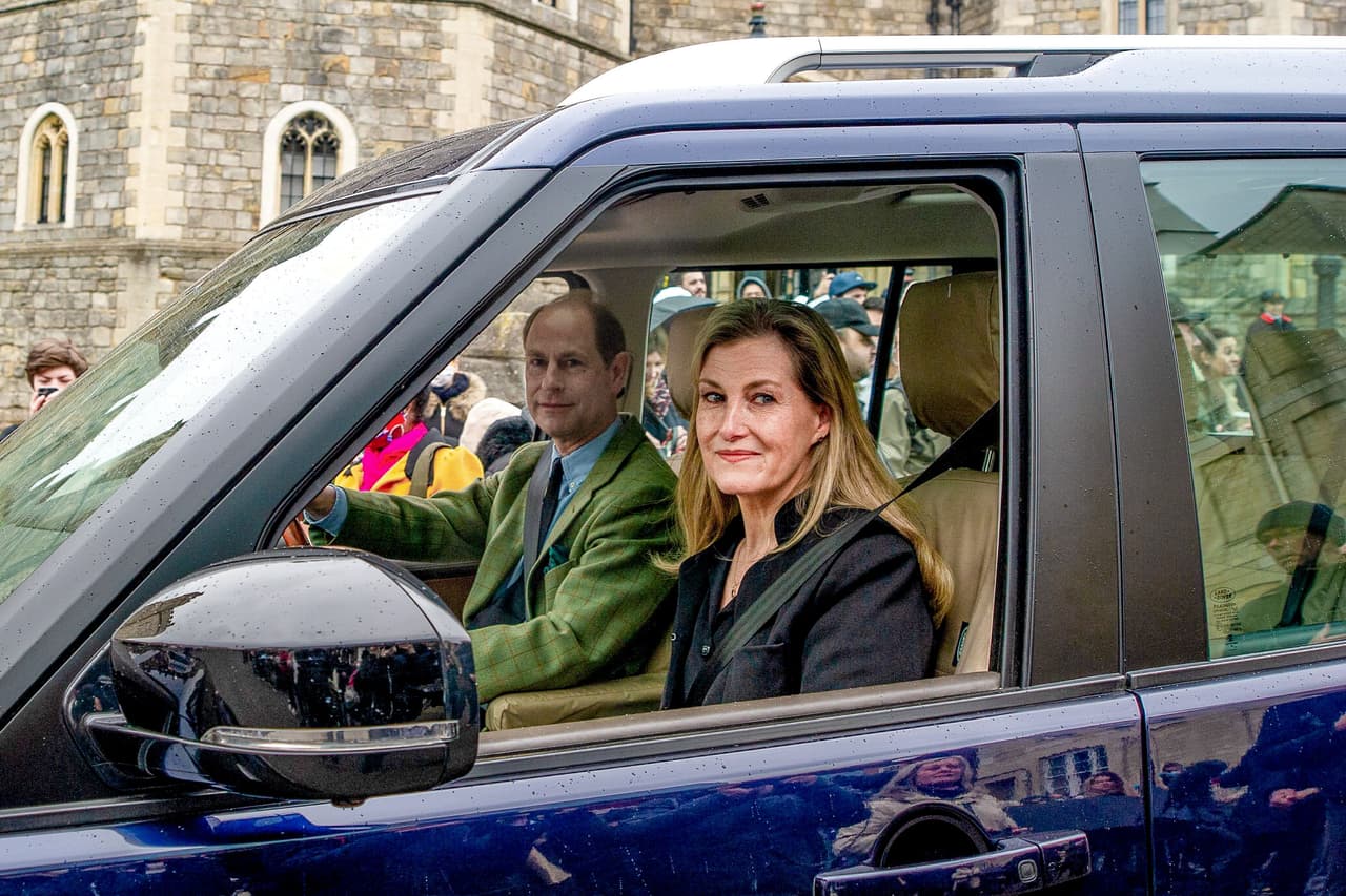 <b>Los duques de Wessex fueron captados a su llegada</b> y se tomaron unos minutos para agradecer el apoyo en el difícil momento por el que atraviesa la familia real británica.
<br>