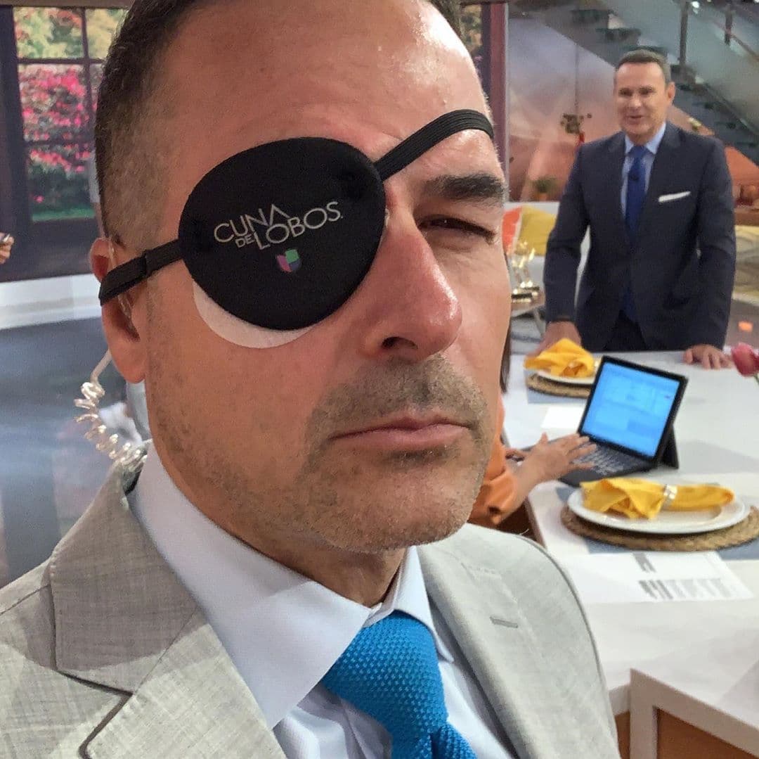 El presentador mexicano tiene que usar un parche para ayudar a que su ojo sane, pero la situación se tornó divertida, pues durante el show imitó al popular personaje de las novelas Catalina Creel.