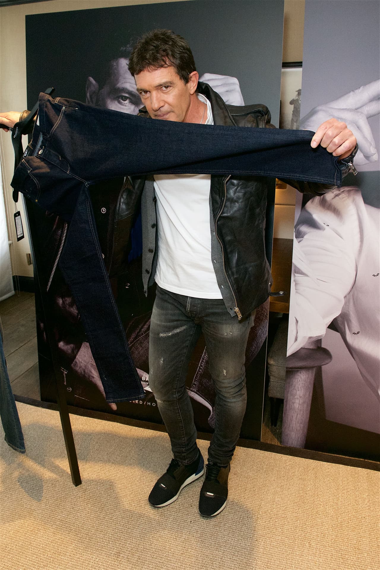 Presumiendo sus pantalones.