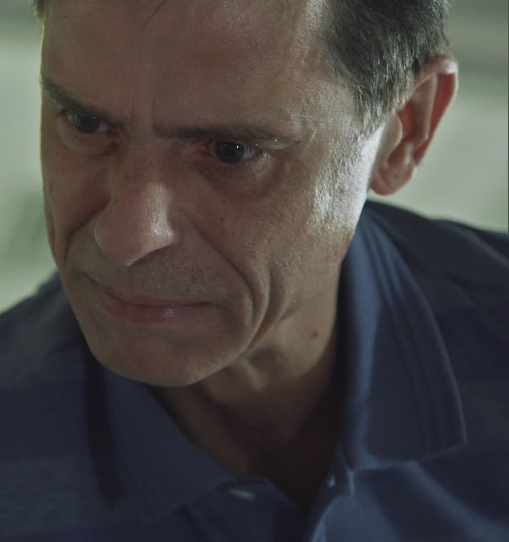 El brasileño 
<b>Oswaldo Santero</b> es hijo de Teresa, hermano de Felipe y Raquel, esposo de Leticia, padre de Zoe y de Tiago, su hijo mayor a quien procreó con Sandra. Siendo un joven con problemas de drogas es arrestado por robo, en la cárcel se regenera y sale en busca de su primogénito.