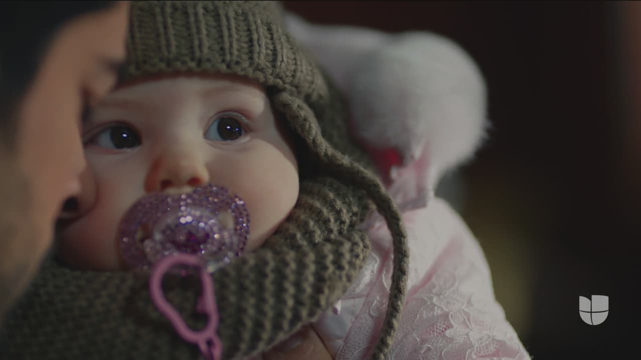 Aunque después estalló en ira porque Nihan le ocultó que Deniz era suya y 
<a href="https://www.univision.com/shows/amor-eterno/amor-eterno-kemal-enfrento-a-nihan-por-ocultarle-que-es-el-papa-de-su-hija-y-emir-casi-los-atrapa-escena-del-dia-video" target="_blank">no sabe si podrá perdonarla</a>.