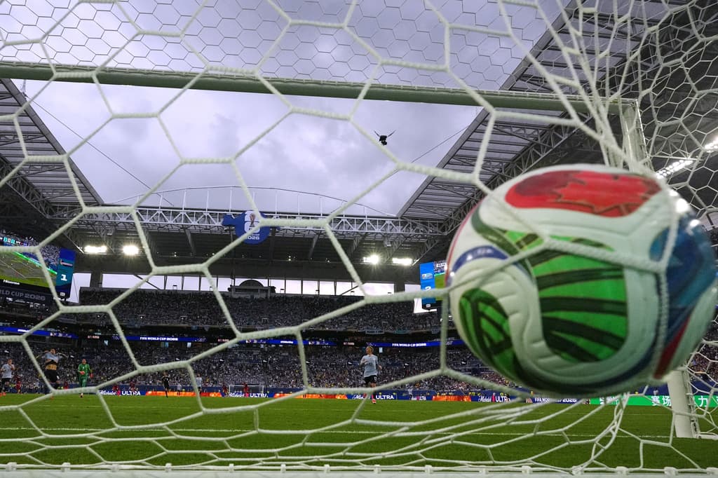Helio Varela (26) de Cabo Verde anota el segundo gol de su selección.