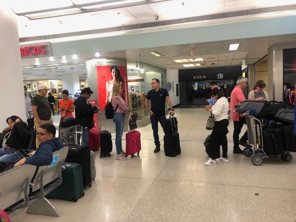 “Esto está muy mal porque afecta a todo el mundo sin distinción, deben tratar de buscar una solución consensuada lo ante posible”, comentó María Hernández una turista venezolana.
<br>