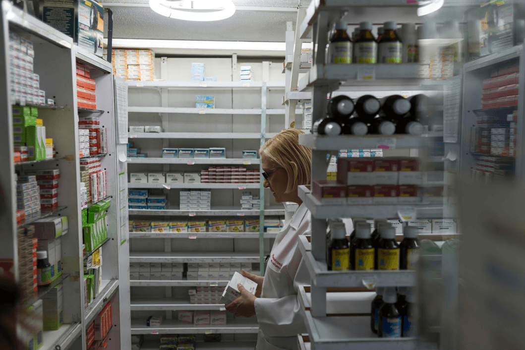 Eneida Longart busca medicamentos, muchas veces sin suerte