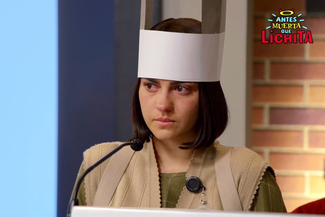 Lichita es terriblemente humillada en la fiesta de Icónika y es premiada como la más burra.