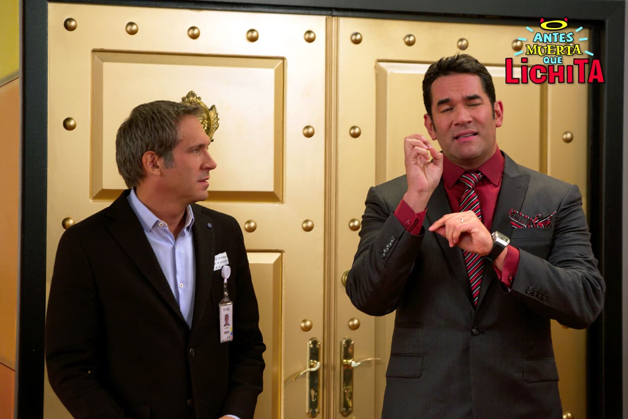 Augusto queda encantado con la propuesta de Roberto para el mercado hispano y decide nombrarlo el nuevo Director General Creativo de Icónika.