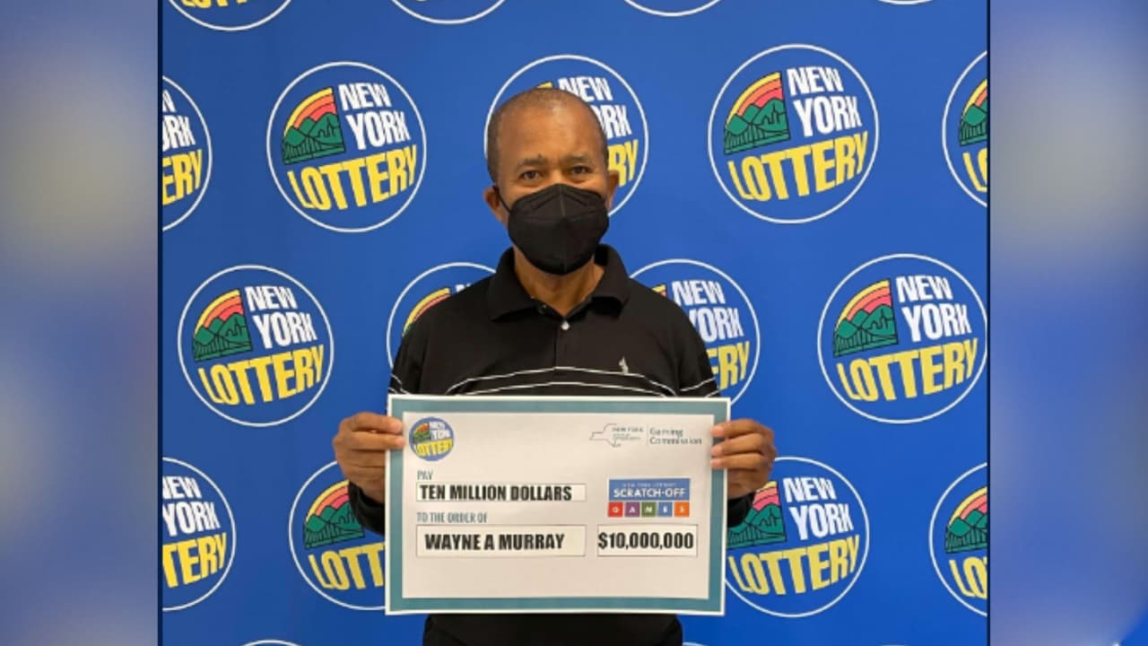 Un hombre gana por segunda vez premio de $10,000,000 en raspadito