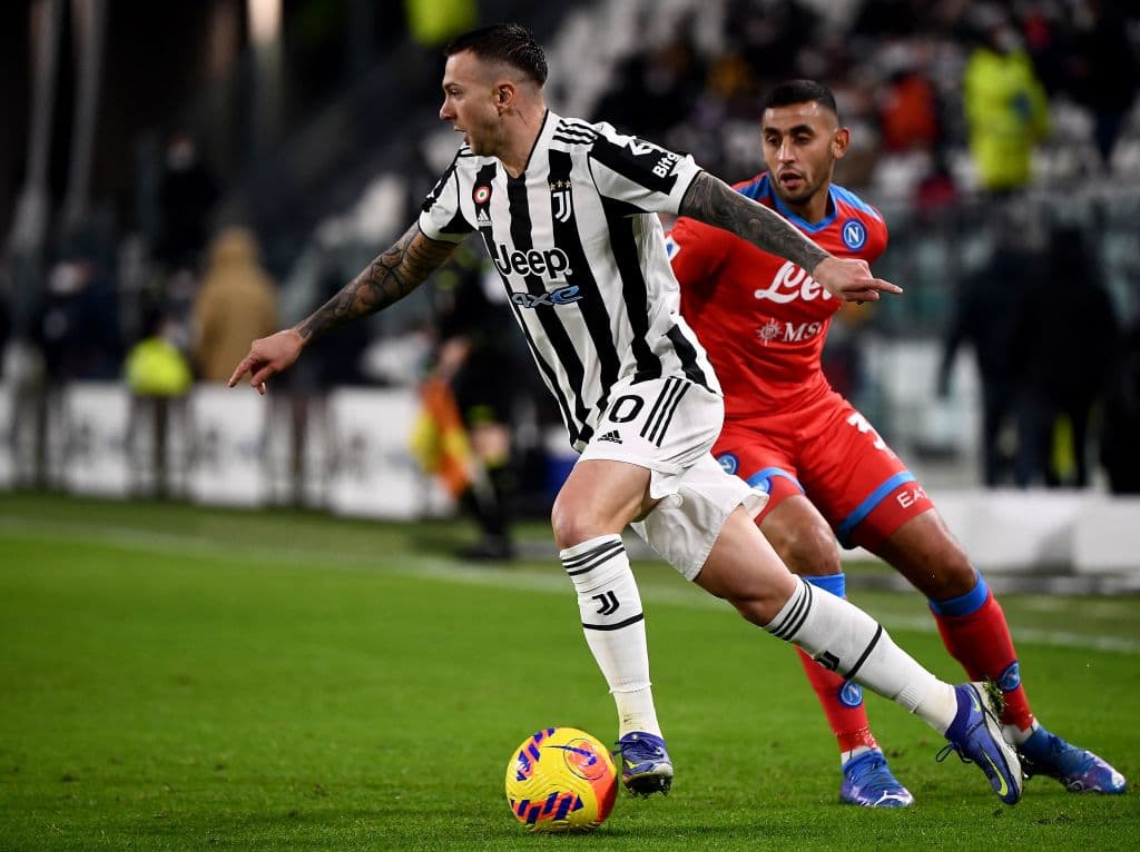 Napoli y Juventus empatan durante la Jornada 20 de la Serie A. Dries Mertens le daba la victoria a los de Spalleti a los 23' minutos, pero Federico Chiesa emparejó el encuentro al minuto 54'. El mexicano Hirving Lozano se perdió el encuentro tras dar positivo a COVID-19.