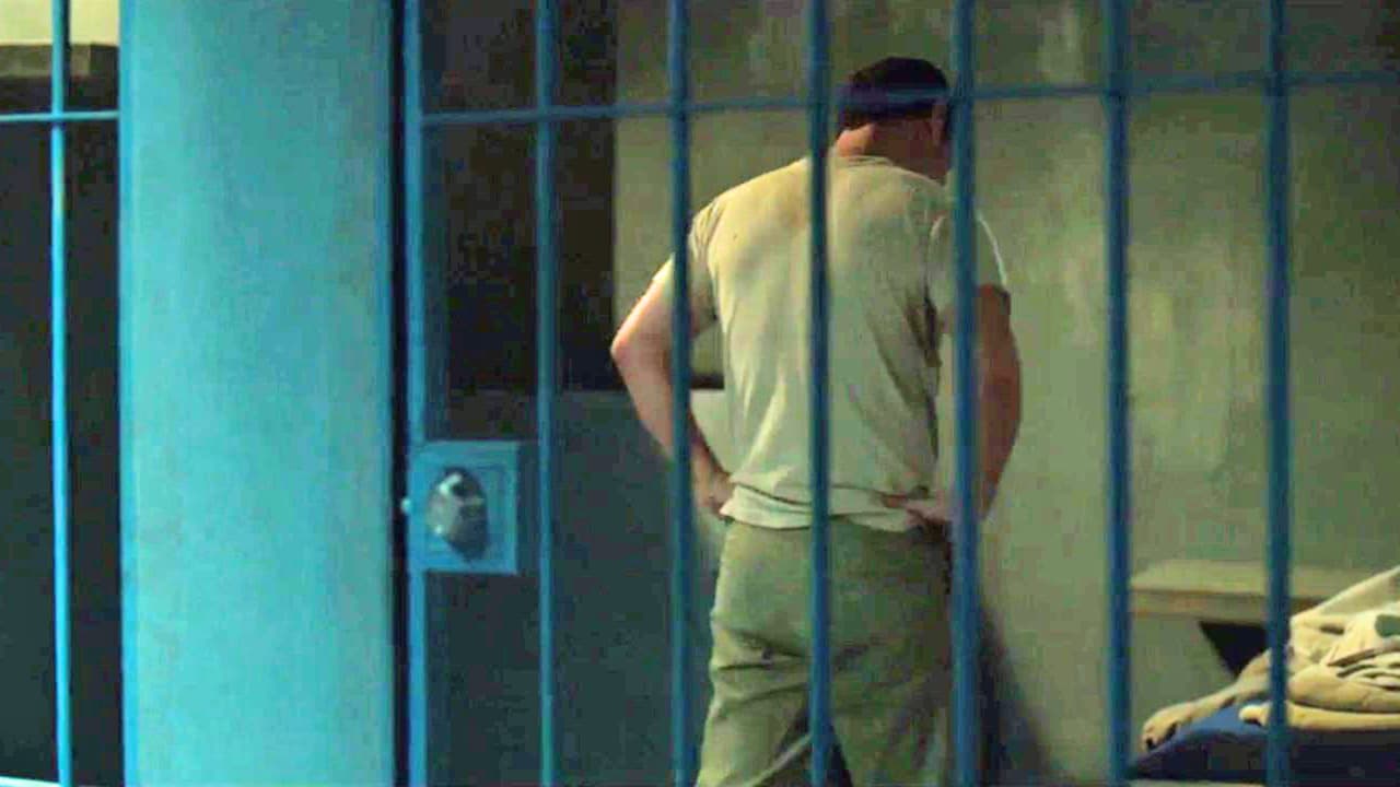 After failing his negotiation with 'Don Sol' to reduce his sentence, 'El Chapo' begins to weave the first threads of a network of corruption and bribes, which would allow him to "have a good time" during his stay in prison.