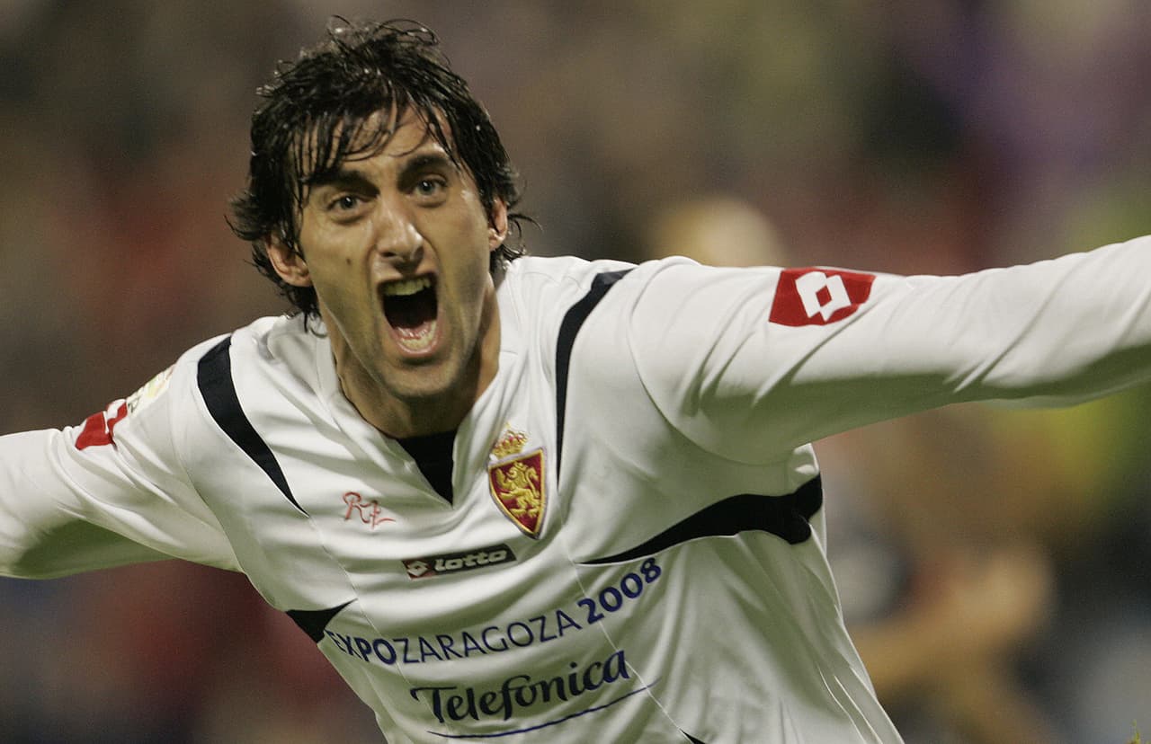 Durante su paso por Zaragoza, el delantero argentino Diego Milito hizo cambio de playeras con Lionel Messi, que guardó la del atacante al que luego enfrentó en Inter de Milán.