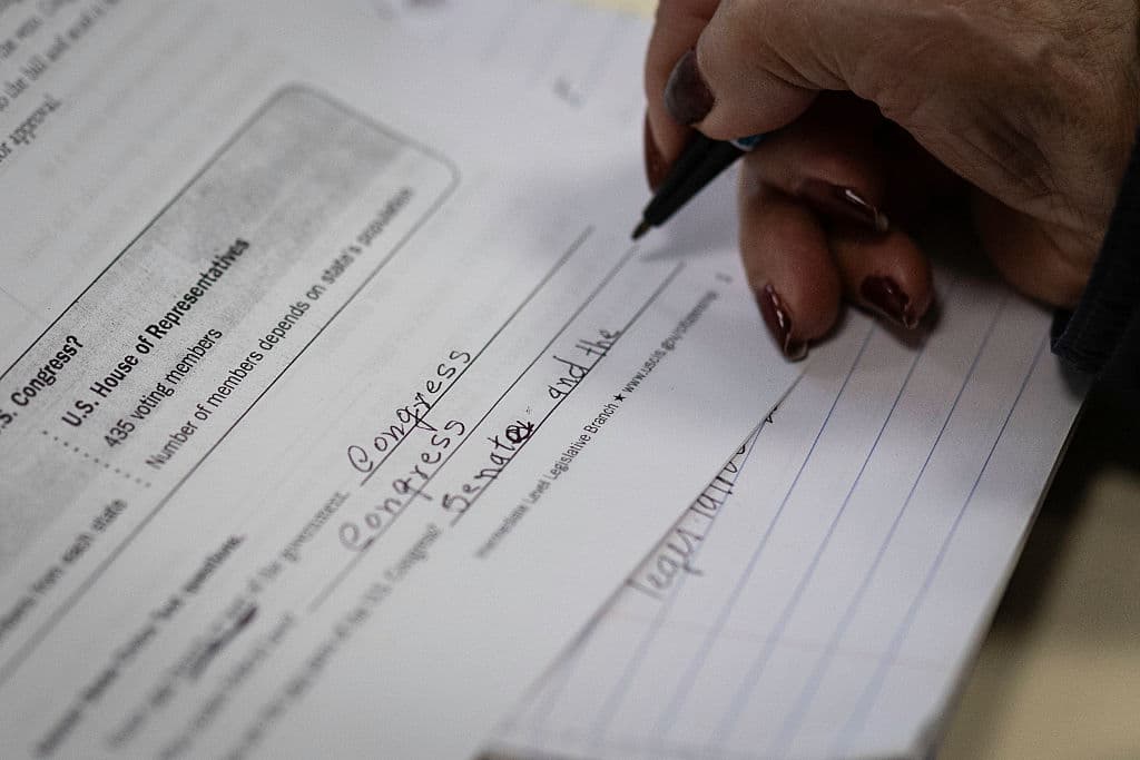 Le prometieron una green card por $30,000: terminó con documentos falsos