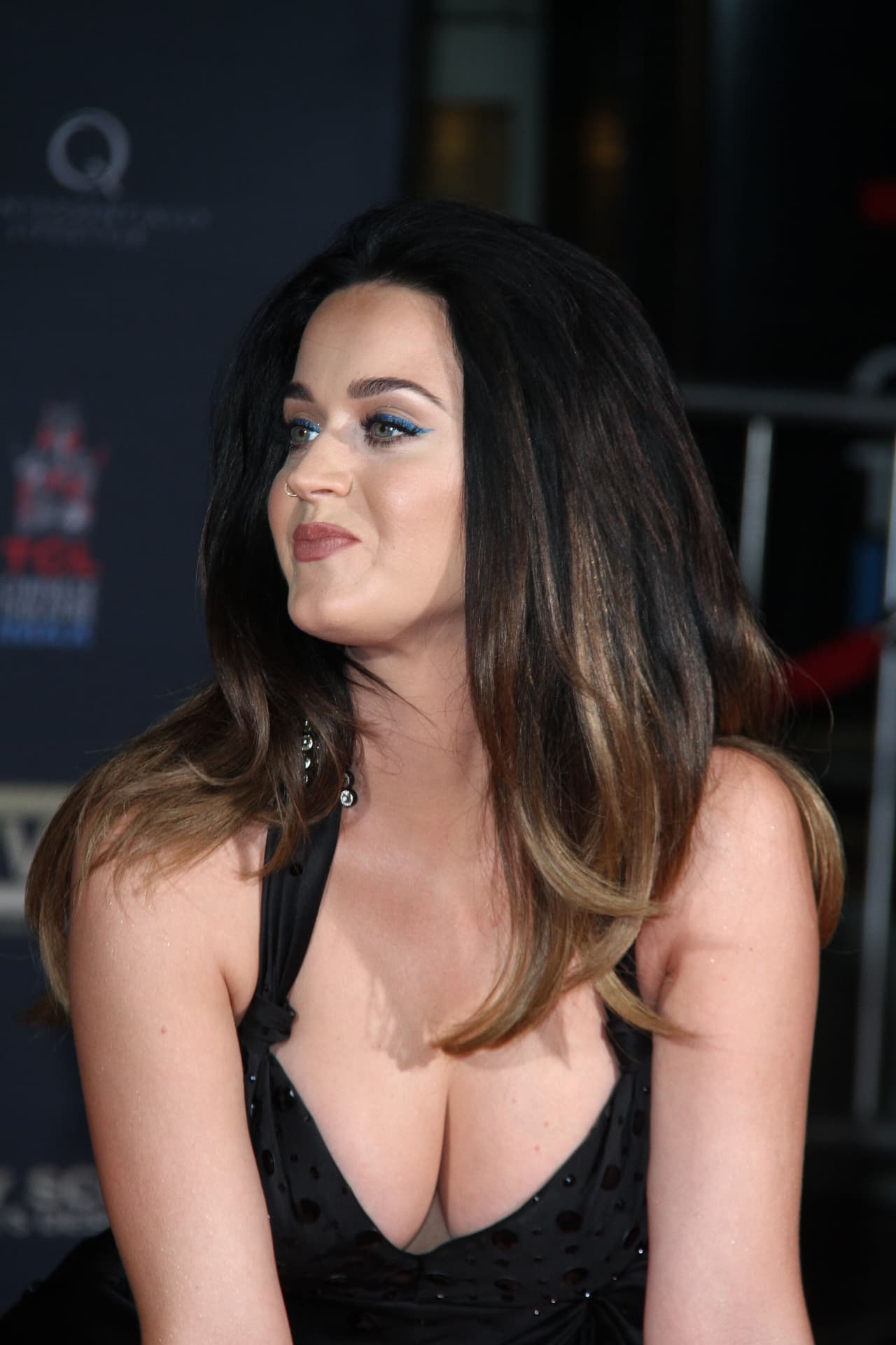 La sexy cantante sabe cómo seducir a su ejército de fans usando estos atrevidos escotes.