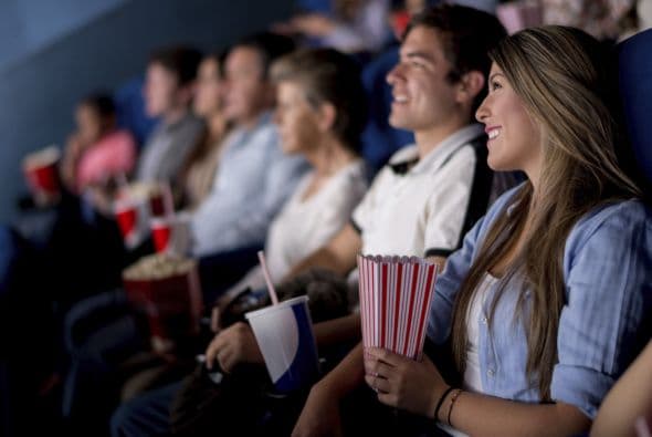 Si te levantas en medio de la película y atraviesas toda la fila, te veremos por más de que te encorves y camines en cámara lenta para disimular.