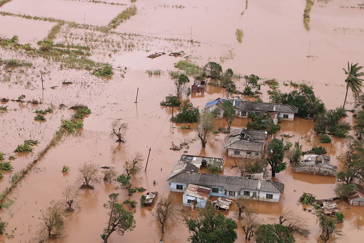 Cerca de 15,000 personas seguían desaparecidas en Mozambique, dijo el jueves por la noche el ministro de Tierras y Medio Ambiente de ese país, Celso Correia.