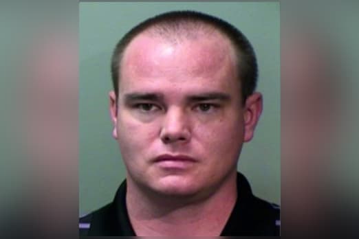 Un profesor de secundaria en Texas fue arrestado y enfrenta cargos por la muerte de dos hombres