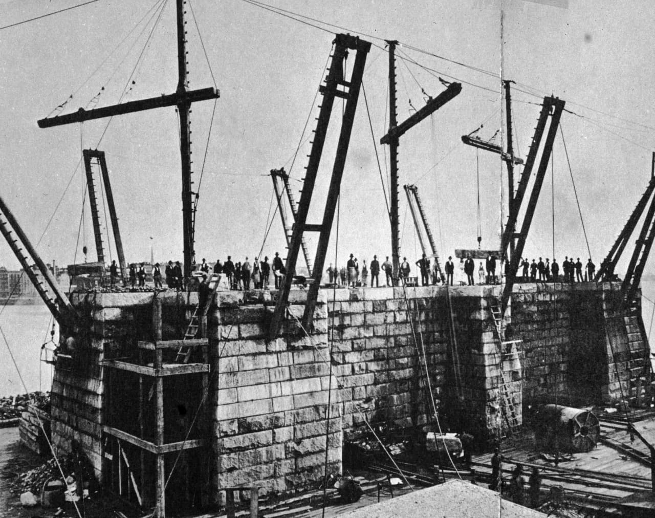 Una multitud de trabajadores en uno de los pilares del puente. La construcción de esta monumental obra comenzó el 2 de enero de 1870 y fue abierto al público trece años más tarde.