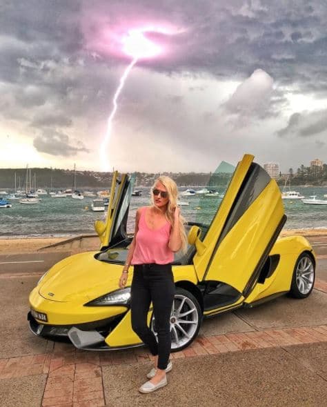 El 
<b>McLaren 570S Spider </b>es un roadster con motor V8 de 3.8 litros de 570 caballos de fuerza y aceleración máxima de 204 mph.