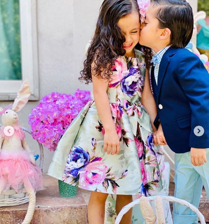 Para algunos seguidores del actor, de 51 años, 
<b><a href="https://www.univision.com/famosos/los-hijos-de-jorge-salinas-y-elizabeth-alvarez-solo-pueden-pedir-1-regalo-y-leon-queria-4-fotos" target="_blank">su hijo va directo a ser igual de galán</a></b> que su padre. 
<br>