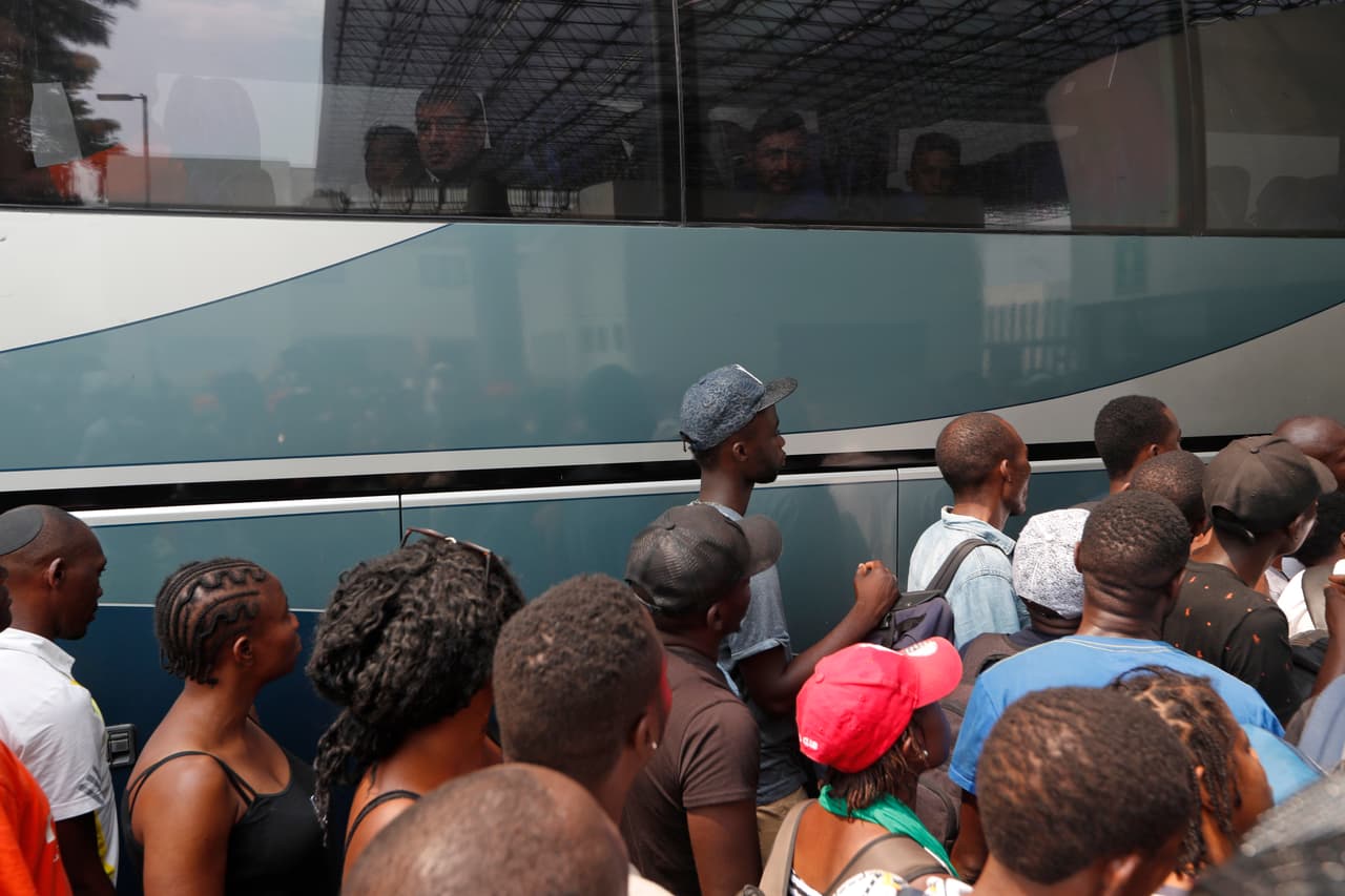 Bajan de 'La Bestia' a cerca de 100 inmigrantes indocumentados en el sur de México 