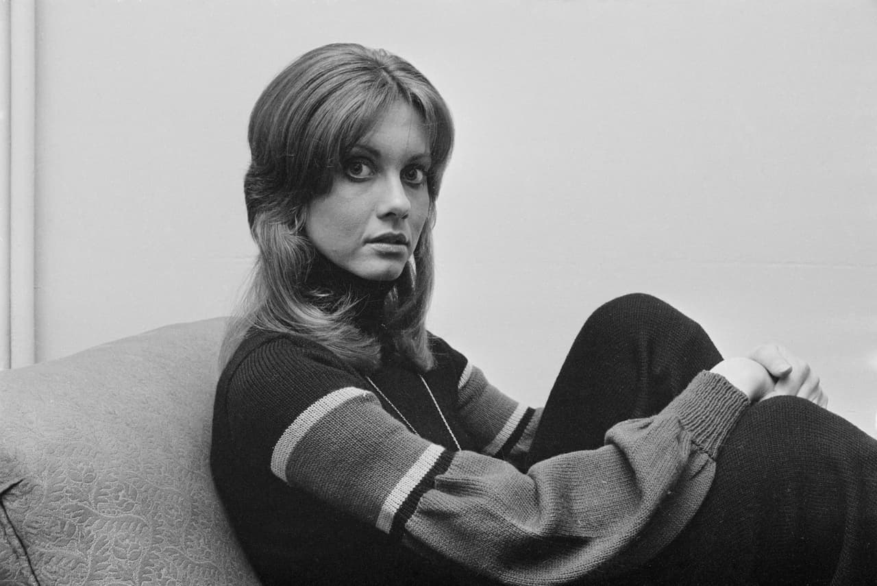 Olivia Newton-John, en una imagen de 1972. Al principio, la rubia y siempre sonriente Newton-John prefería canciones suaves de pop-country como “Please Mr. Please” y “Have You Never Been Mellow” y baladas como “I Honestly Love You”, que en 1975 le mereció los premios Grammy a la mejor voz pop femenina y grabación del año. Pero aceleró el ritmo en “Grease”, especialmente después de que Sandy cambiara sus suéteres y blusas blancas por pantalones de cuero negro.