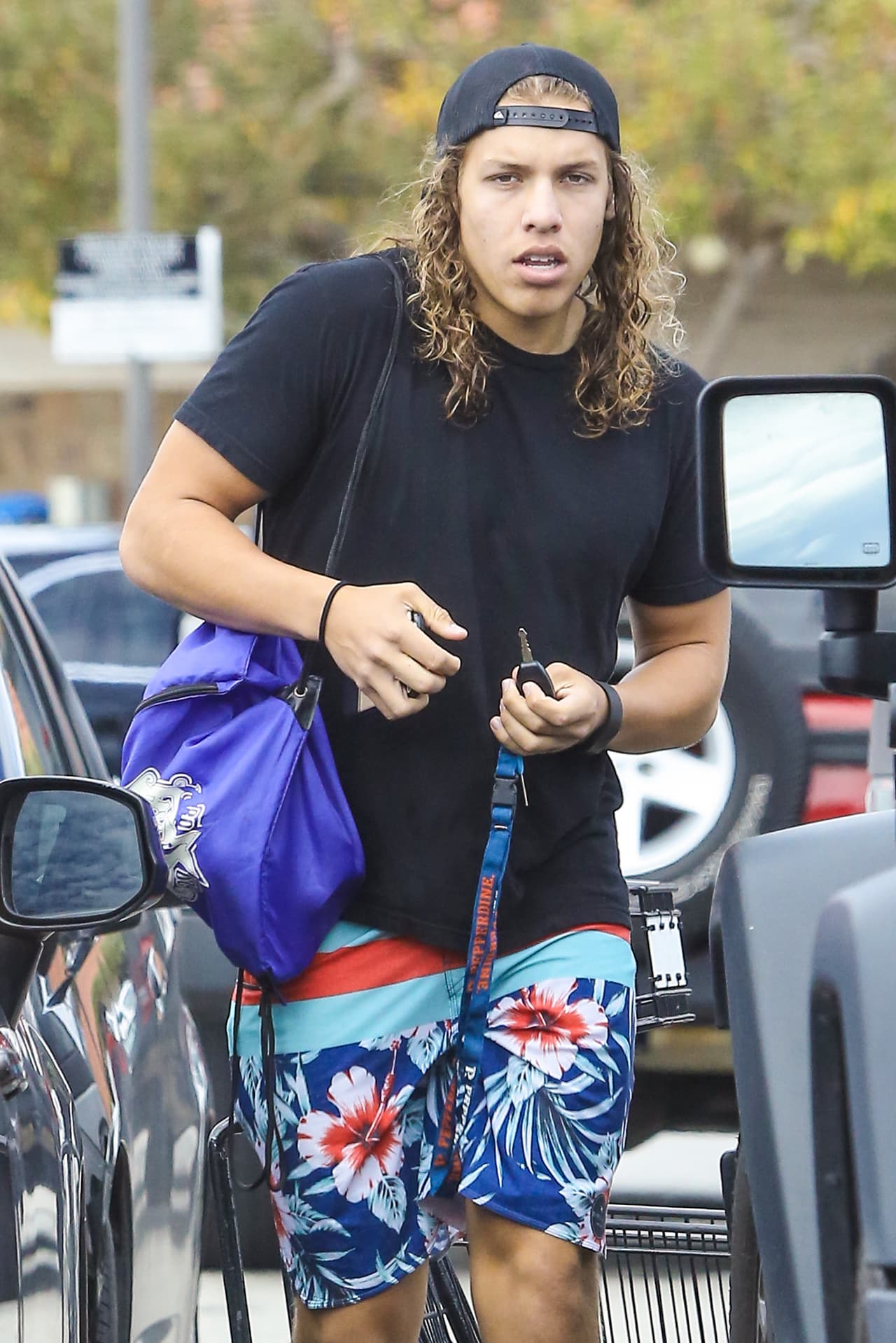 Con esa cabellera nos recuerda a un papel que interpretó su papá.