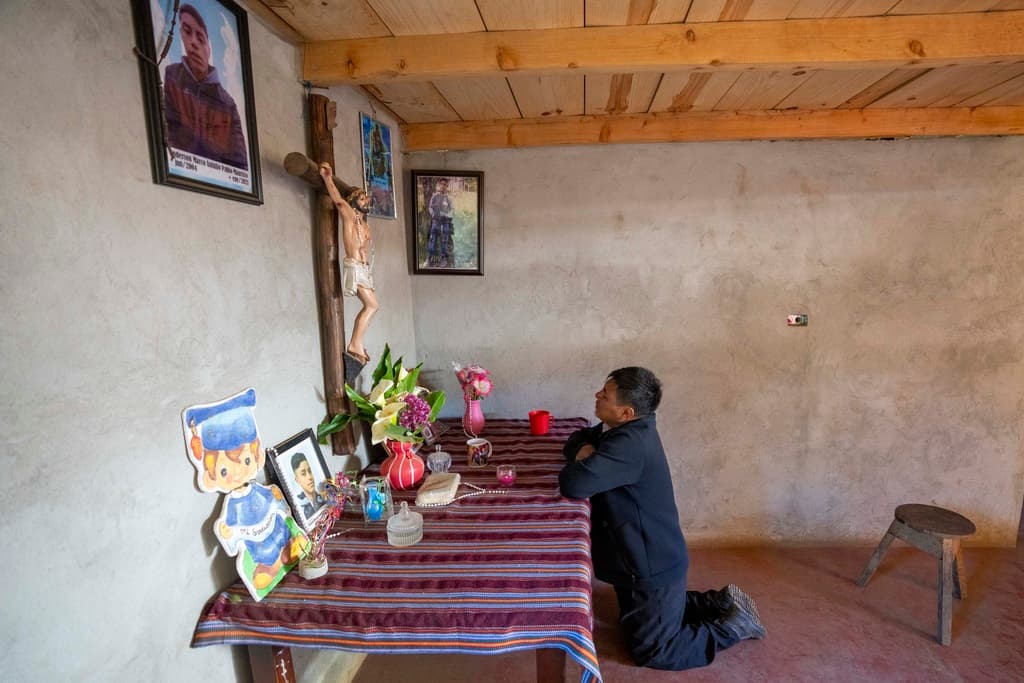 Marco Antulio Pablo Pérez reza en un altar dedicado a su hijo Anderson Pablo, asesinado en la llamada masacre de Camargo, en México, mientras intentaba llegar a Estados Unidos.