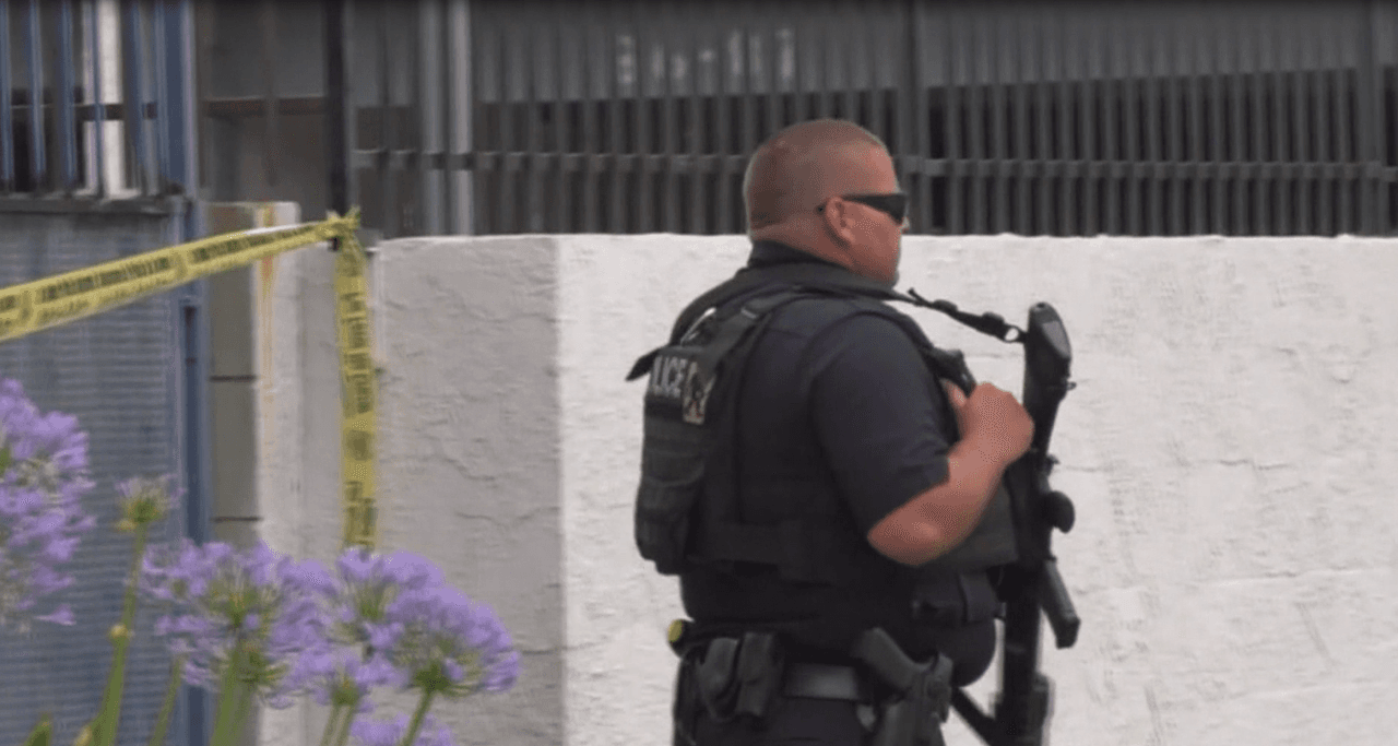 El área fue fuertemente custodiada ya que de acuerdo con la policía el sospechoso estaba armado.