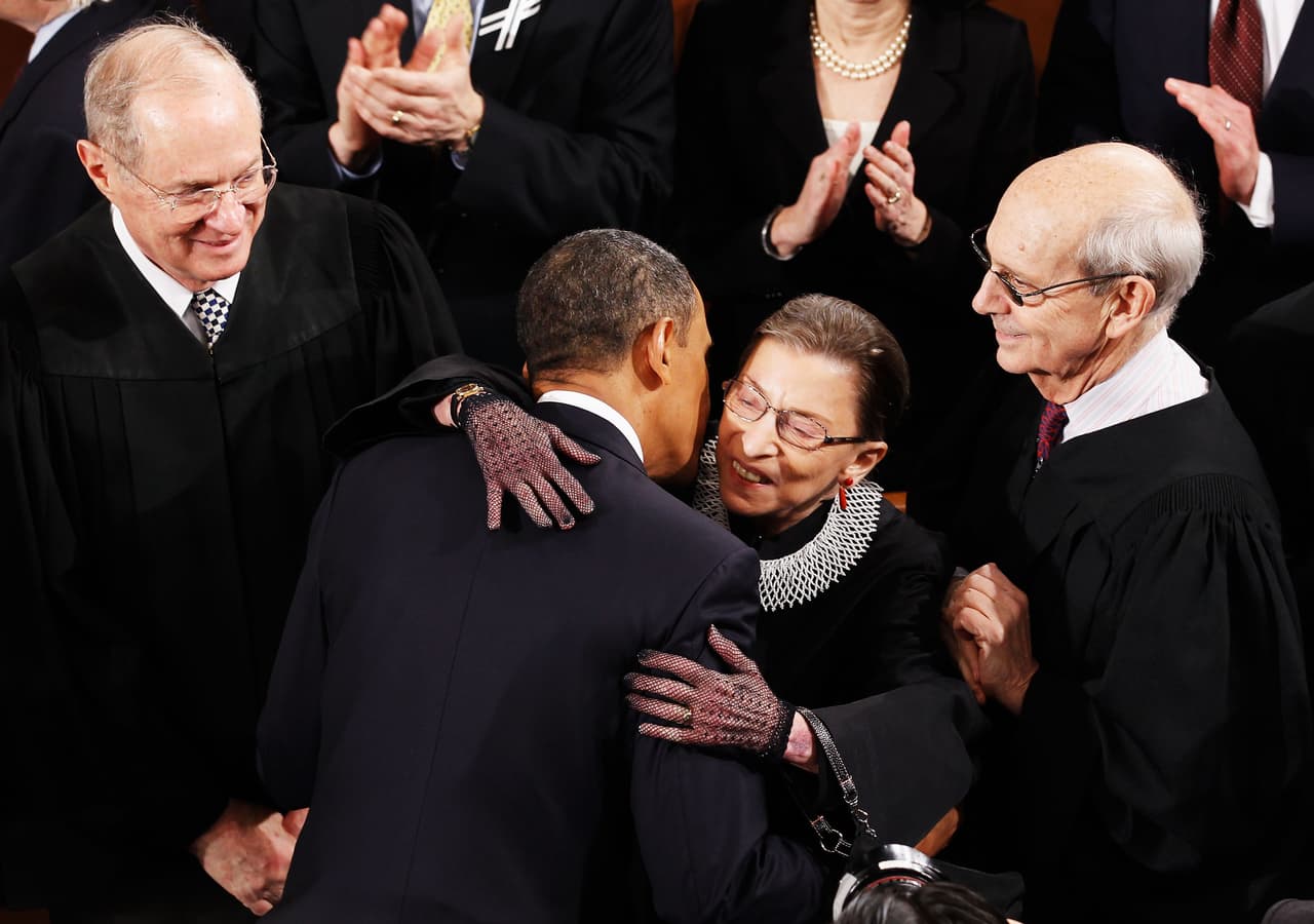 En 2015 Bader Ginsburg se alió con la mayoría en dos decisiones históricas de la Corte Suprema. La primera defendió un componente crítico de la Ley a salud Asequible de 2010 (ACA, Obamacare). La decisión le permite que el gobierno federal subsidie a los asegurados en pólizas de seguro manejadas por estados o por el Gobierno Federal. En la foto la magistrada junto a Barack Obama en 2011.