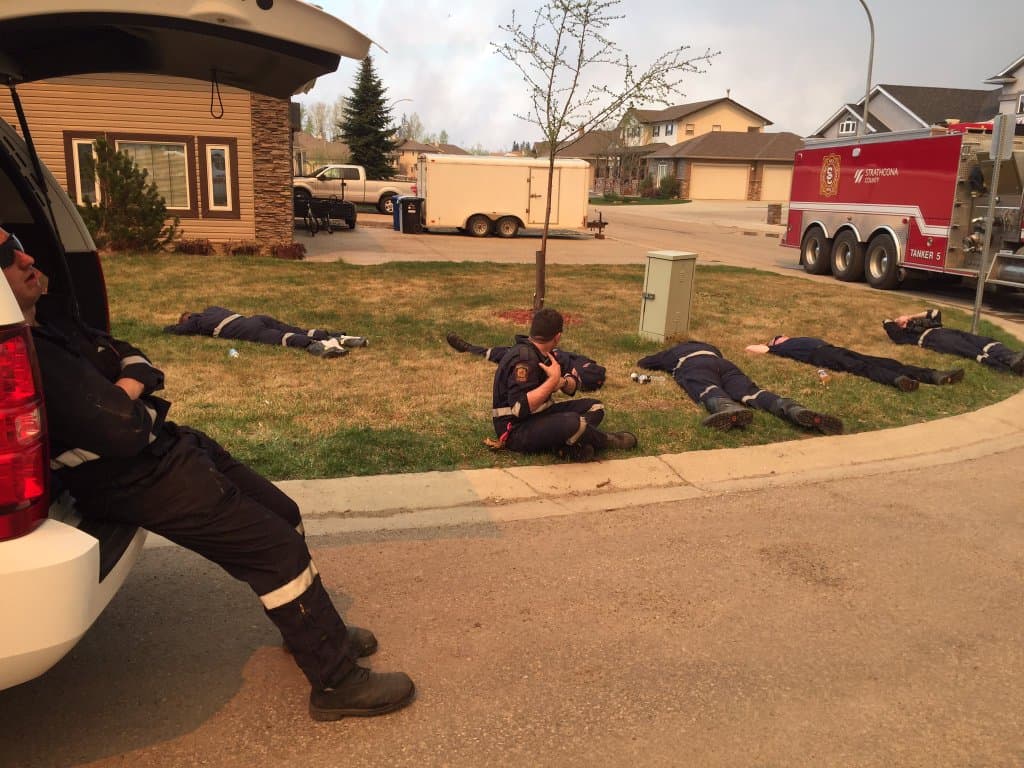 Los bomberos de Strathcona County enviados a Fort McMurray toman su primer descanso el miercoles, después de horas intentando salvar las casas de la ciudad.