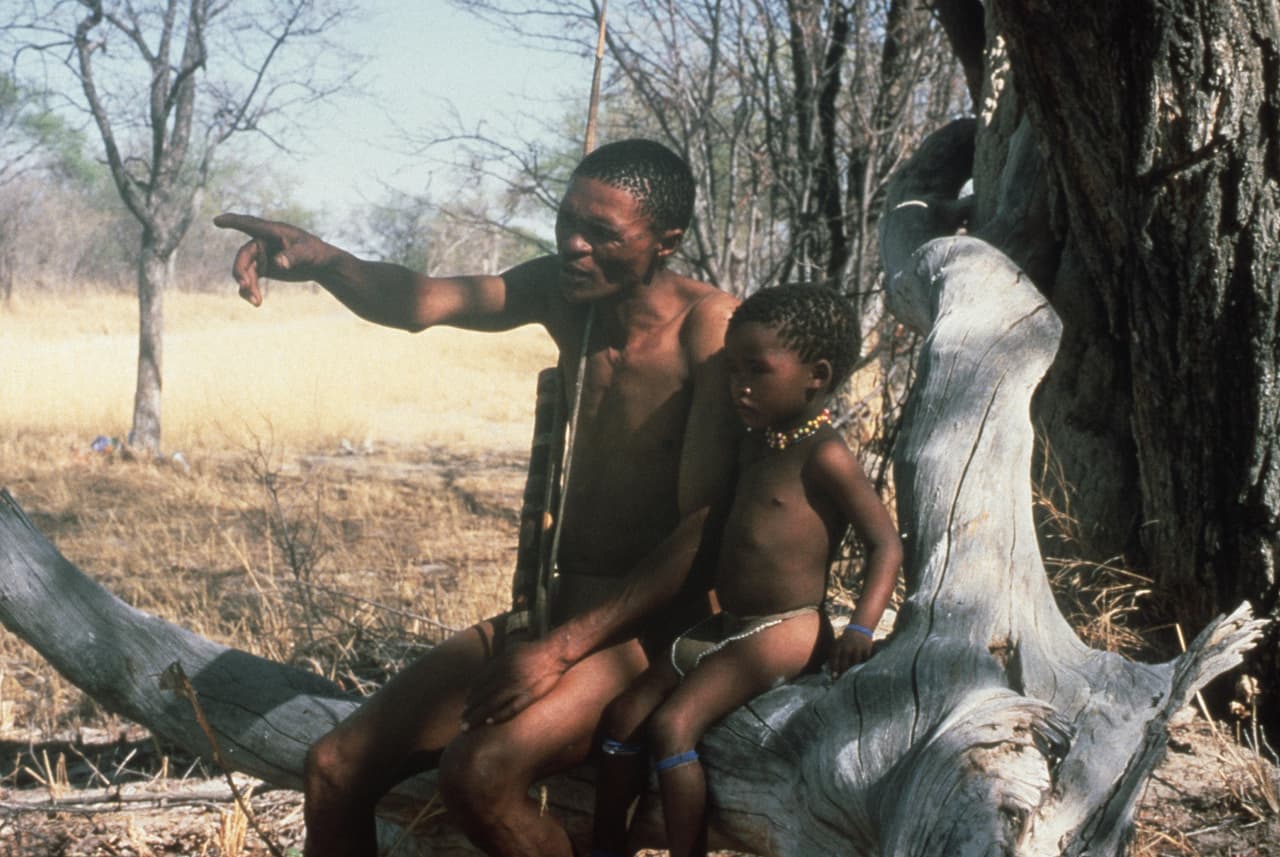 N!xau con el elenco de 'The Gods Must Be Crazy'