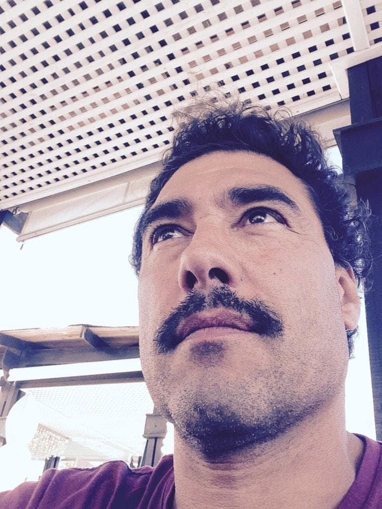 Además, en septiembre de 2018 
<a href="https://www.univision.com/entretenimiento/dos-versiones-de-la-supuesta-agresion-de-eduardo-yanez-contra-un-hombre-en-mexico" target="_blank">se rumoró que Eduardo había agredió a un hombre</a> en el estado de Hidalgo (al este de México), debido a que supuestamente estaba grabando al actor.