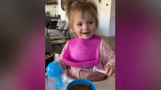 "Todo mundo dice que pasa rapidísimo, para mí en este caso el tiempo ha sido muy misterioso. Para empezar yo siento que he crecido como una década desde que naciste.", se lee en las primeras lineas del mensaje que dedicó Aislinn junto al video.