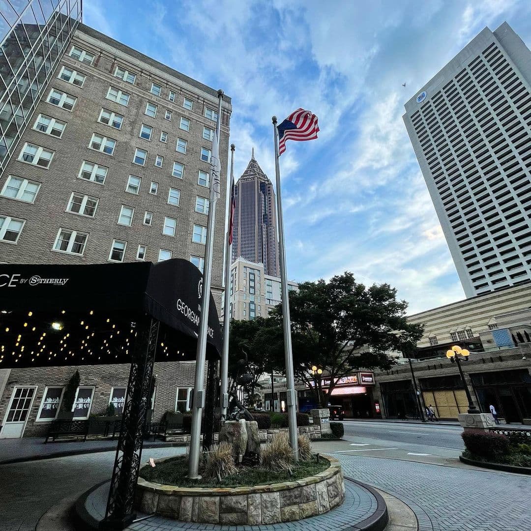 <b><a href="https://thegeorgianterrace.com/" target="_blank">Lugar número 5: The Georgian Terrace Hotel</a></b>. Un ícono de Midtown, The Georgian Terrace Hotel está ubicado en el corazón del distrito comercial y cultural de Atlanta, frente al Teatro Fox.