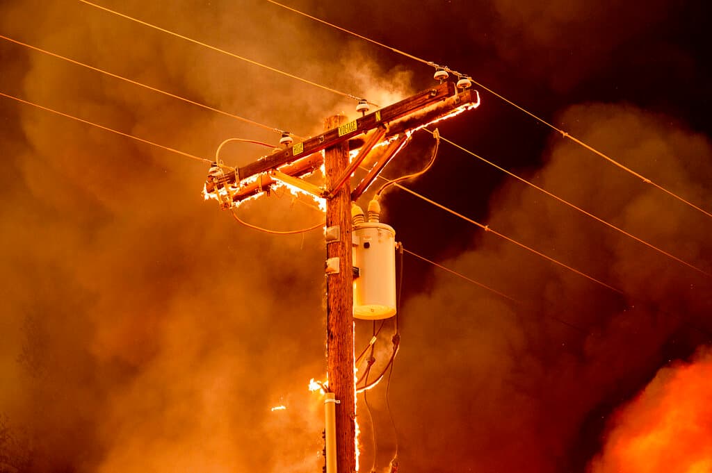 En paralelo al incendio 'River', otro fuego en el Norte de California ha quemado hasta ahora casi 36,400 hectáreas, tres veces la superficie de la ciudad de San Francisco, informó este lunes el Servicio Forestal de EEUU. Este fuego de combustión rápida está afectado al Bosque Nacional Plumas, en el extremo norte de Sierra Nevada, cerca de la ciudad de Beckwourth, unos 80 kilómetros al noroeste del lago Tahoe. Según el último reporte oficial, este fuego causado por un rayo ha sido contenido en solo un 23%.