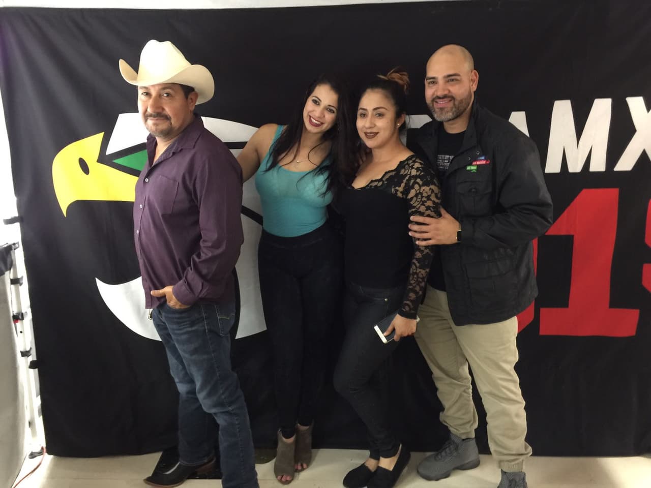 Raul 'El Pelón', Carla Medrano y El Feo vistieron de color verde las calles de Los Ángeles previo al partido de la selección de mexicana en esta ciudad.