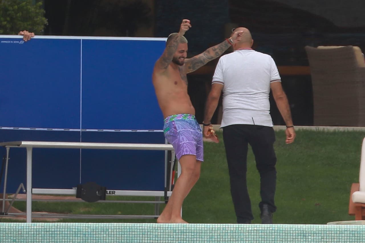 Incluso, el cantante colombiano de 25 años se divertía jugando tenis de mesa demostrando que, en ese momento, se encontraba feliz.