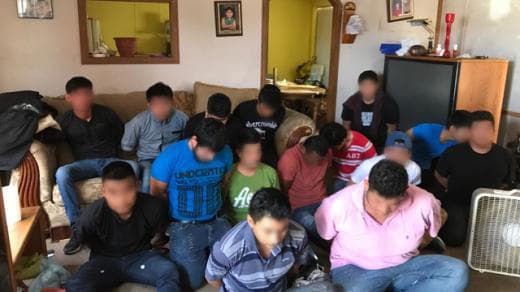 Capturan 18 traficantes de personas y 117 indocumentados en un operativo de ICE en Texas