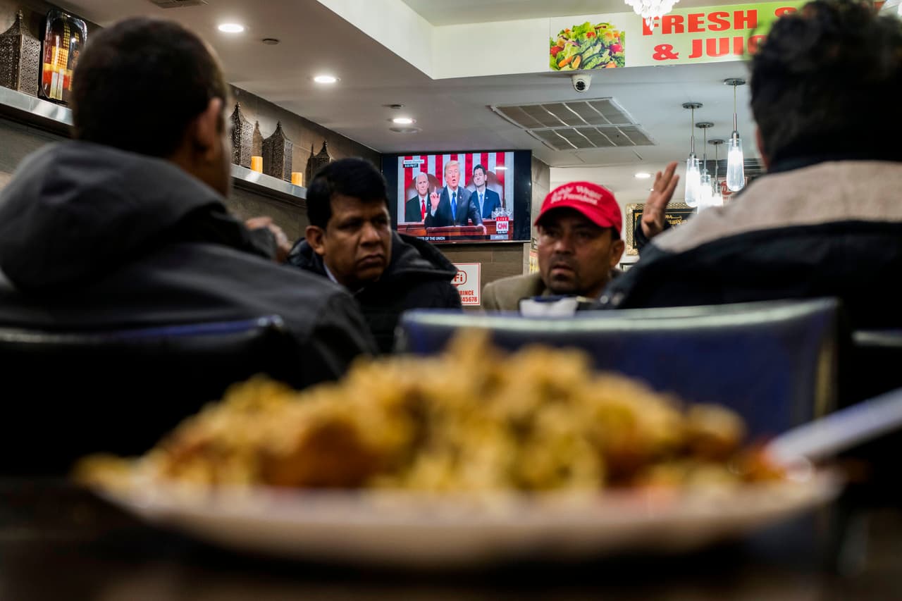 Los comensales de un restaurante de Nueva York vieron el discurso del presidente en el televisor del establecimiento.