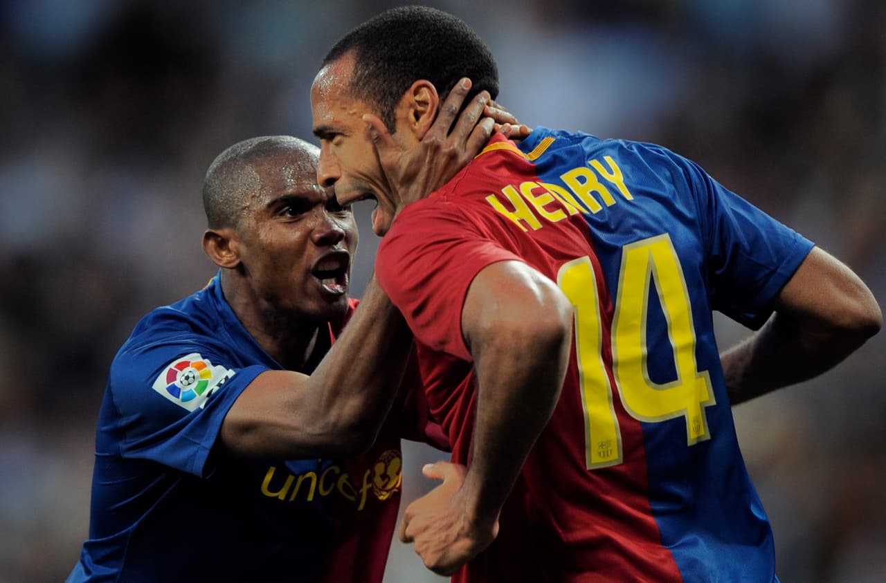 La reacción blaugrana llegó al 18’. Messi filtró un balón para Thierry Henry quien, definió de manera magistral fuera del área chica.