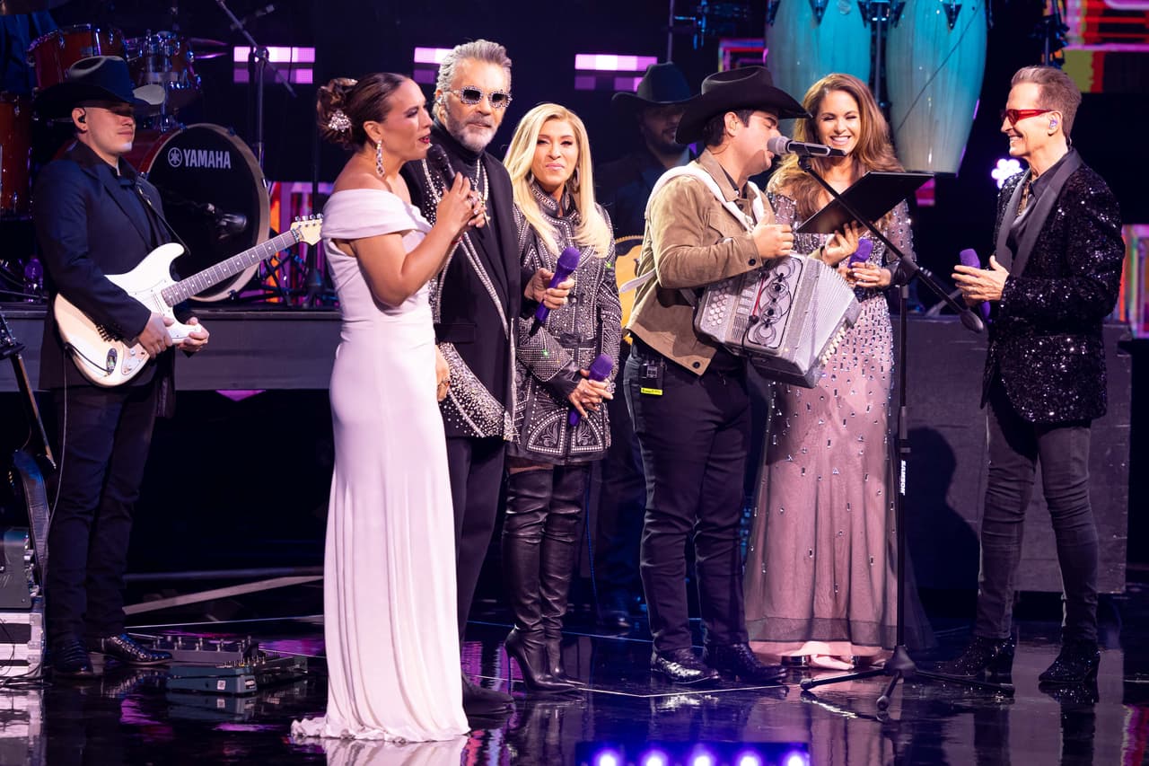 <b>Las Leyendas se roban las miradas junto a Alfredo Olivas</b>
<br>
<br>Para el último número musical de la temporada, Yuri, Lucero, Emmanuel y Mijares subieron al escenario para cantar con Alfredo Olivas el tema ‘En definitiva’, con lo que se ganaron el aplauso del público.