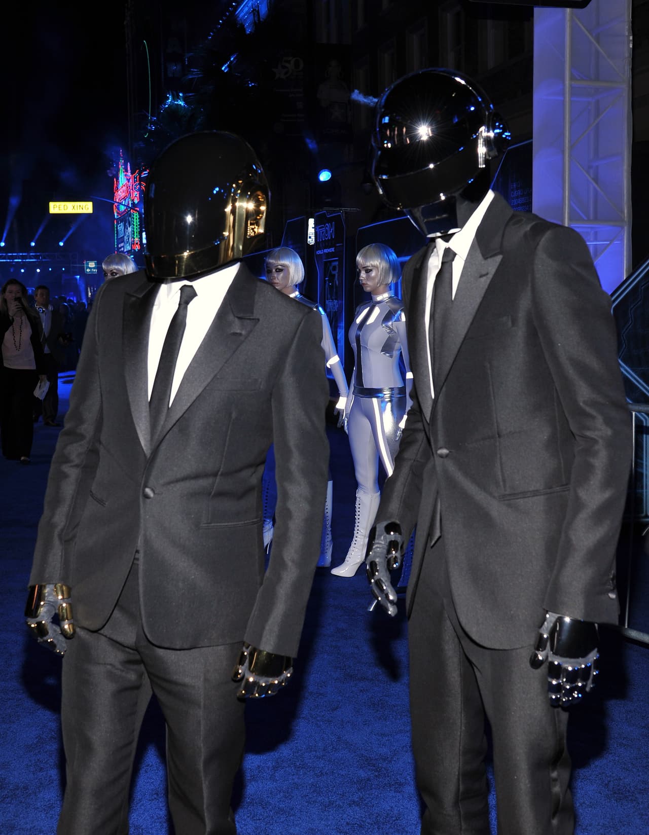 Sino no entendemos de dónde sacan las ideas para sus cascos.