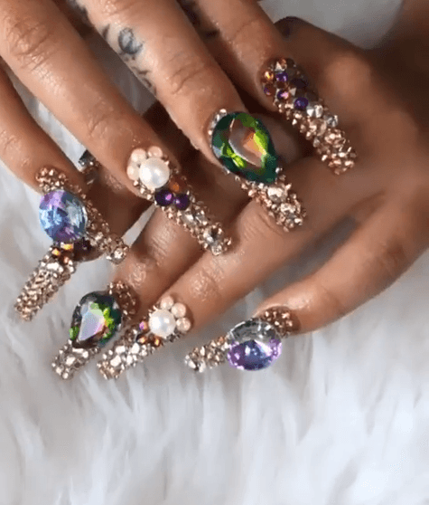 Este fue el resultado: unas uñas súper llamativas con piedras y brillos.