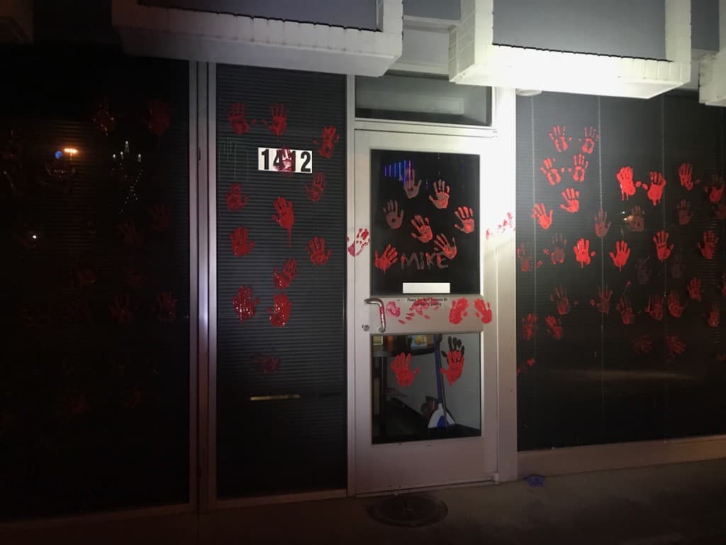 Al mismo tiempo vandalizaron el departamento de la policía de Dallas que está a menos de tres cuadras del departamento policiaco.