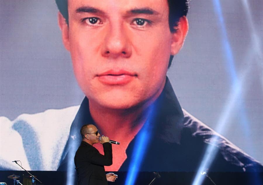 El evento, que fue organizado por la Secretaría de Cultura, dio inicio en punto de las 18:00 hora local e inició con un video que resumió la trayectoria artística del mexicano, para continuar con un popurrí de algunos de sus temas más célebres acompañadas por una orquesta, según detalla la Agencia EFE.