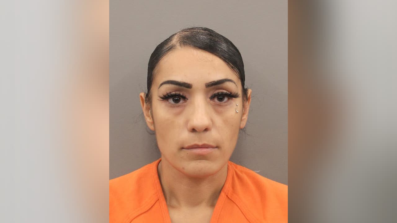 Melissa Marie de la Cruz enfrenta cargos de posesión de sustancias controladas.